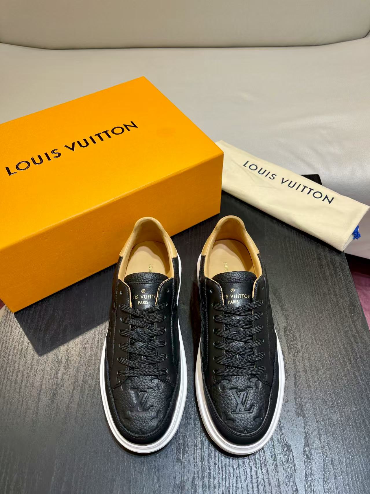 Black embossed casual shoes