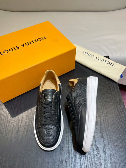 Black embossed casual shoes