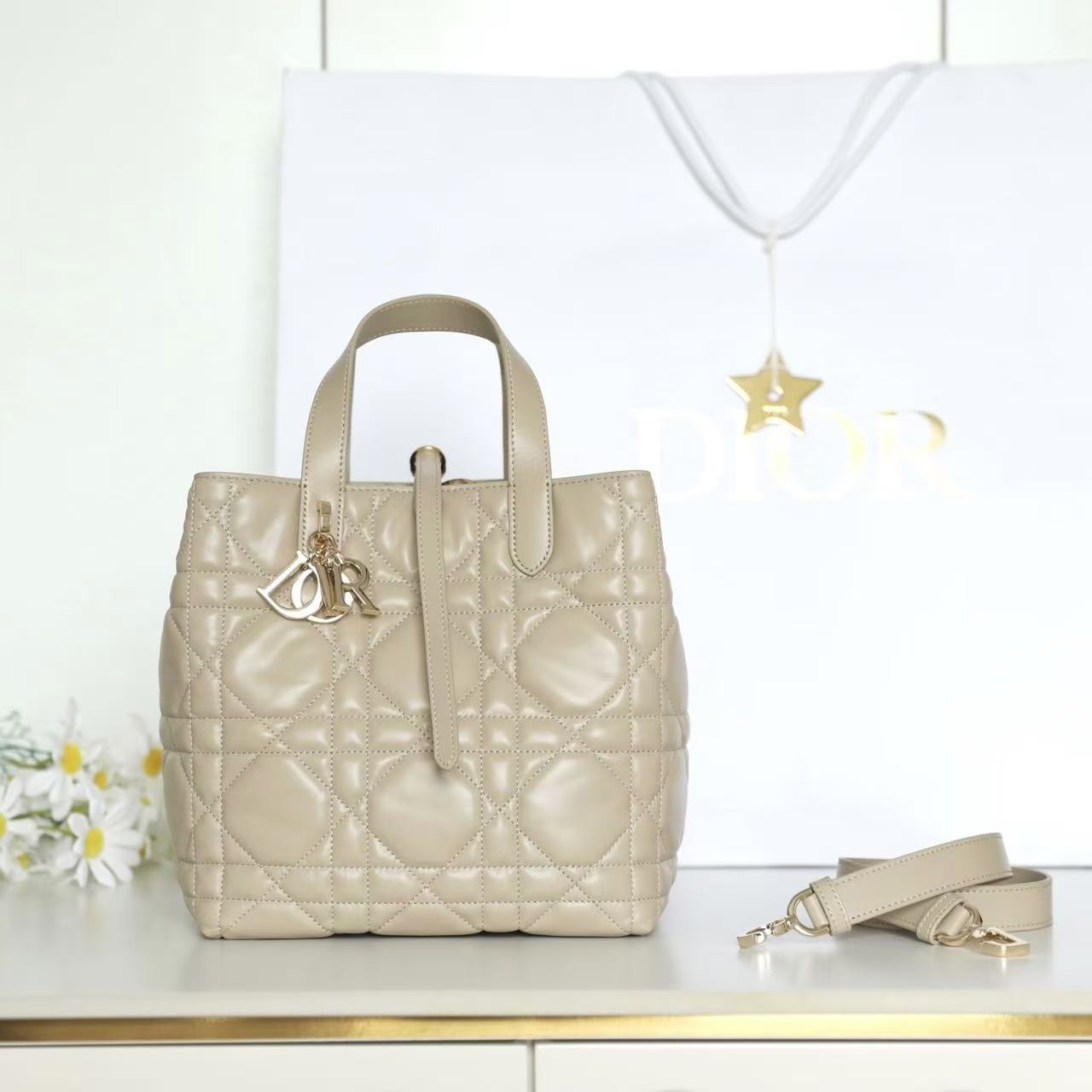 Classic Vertical Diamond Quilted Handbag