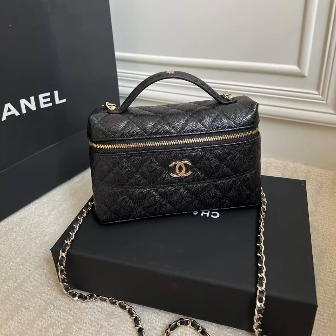 Classic Timeless Pebbled-Leather Handle Box Bag