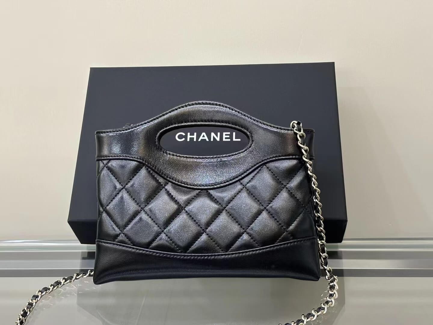 Classic Diamond Quilted Leather Handheld Shoulder Bag