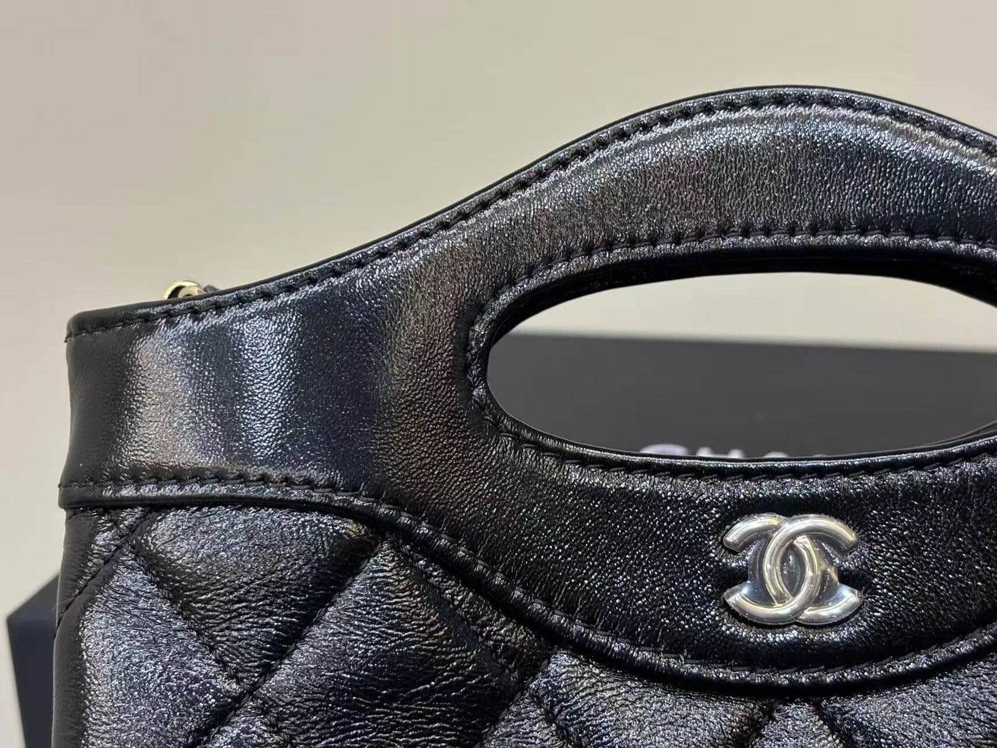 Classic Diamond Quilted Leather Handheld Shoulder Bag