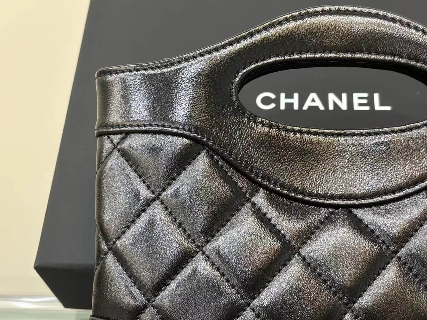 Classic Diamond Quilted Leather Handheld Shoulder Bag